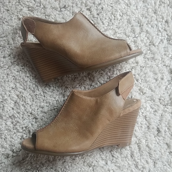 AEROSOLES Shoes - 👠Tan Aerosoles Heelrest👠